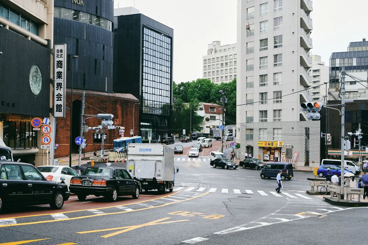 Cruzamento movimentado no centro de uma cidade