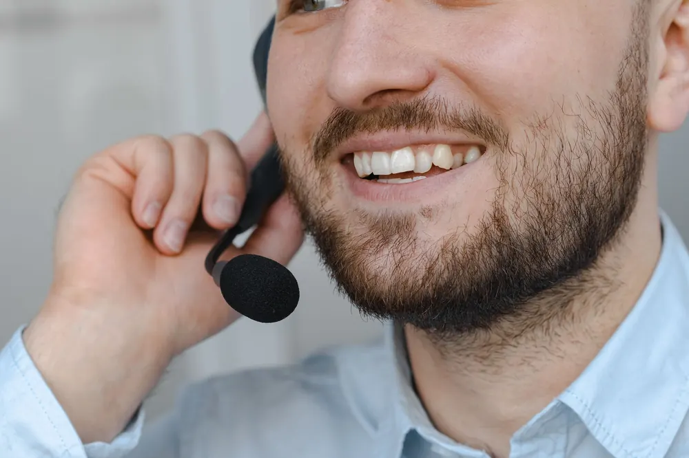 Atendente com fone de ouvido sorrindo